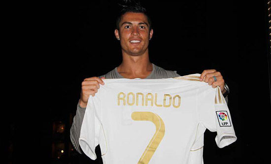 太阳报：里奇的主持人女友亮相米兰德比，透视装造型引发热议