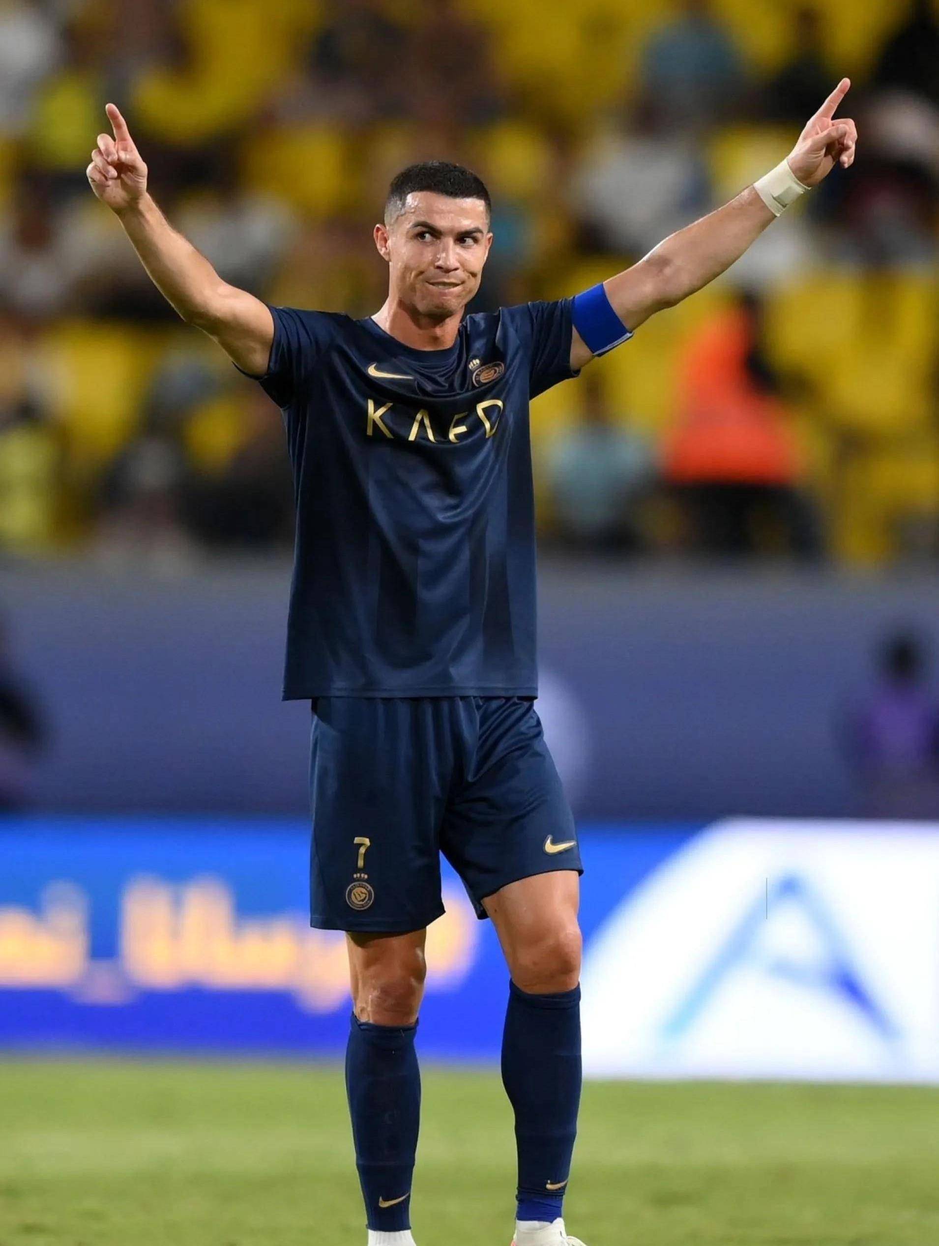 记者：于帕在穆西亚拉等3人续约后改变了自己的续约诉求