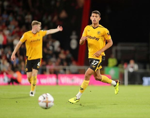 首圈，维斯塔潘起步良好抢到首位，皮亚斯特里挤进内线并过掉诺里斯上至第2，诺里斯第3。