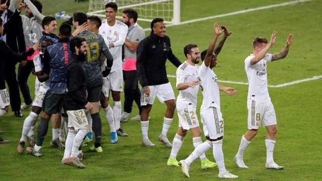 祝福！阿森纳前锋萨卡社媒官宣与相恋5年的女友求婚成功