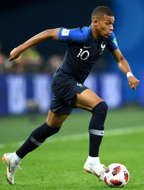 意甲最新动态：米兰锁定18岁新锋，国米仅落榜首一分