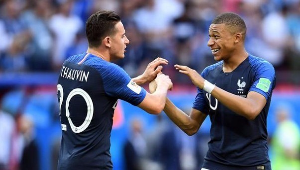 湖人惨败，詹姆斯赛后暗示球权分配有问题，没有打出团队篮球