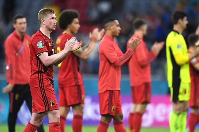 球队集体围着他庆祝太治愈