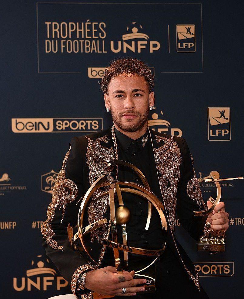 阿根廷球员看女儿球赛时与他人发生争执，被汽车钥匙刺伤头部